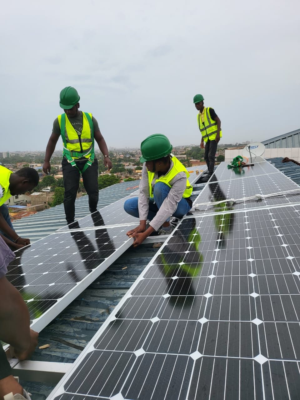 Installation de panneaux solaires par des apprenants de l'ESIG